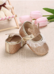 Dojenčkovi čevlji, komfort, varnost, eleganca, funkcionalnost, kakovostni materiali, prvi koraki, naravni razvoj, zlata barva, krona, stilizacija, malčki, trgovina