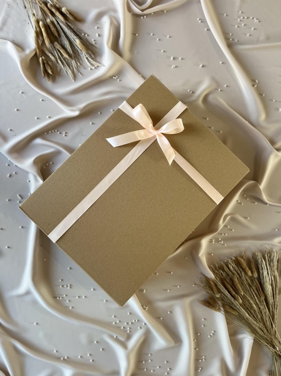 darilno pakiranje, ekskluzivno pakiranje, darilna embalaža, spletna trgovina, posebna priložnost, satenast trak, okrasna škatlica, profesionalno pakiranje, varna dostava, stilsko pakiranje