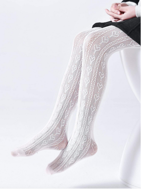 nogavice za deklice, beli vzorci nogavic, srčki nogavice, dekliške modne nogavice, kakovostne nogavice za otroke, nogavice za posebne priložnosti, udobne nogavice za deklice, nogavice brez draženja, elegantne nogavice za deklice