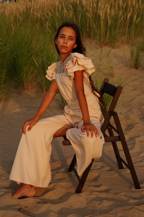 Bež perl kombinezon Beatrice za deklice z čipkastim hrbtom