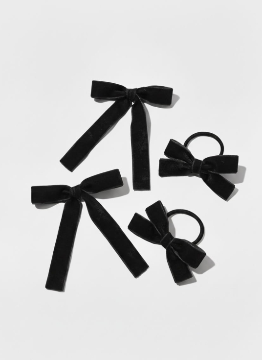 Črni žametni komplet pentelj za lase za deklice, štirje kosi na beli podlagi