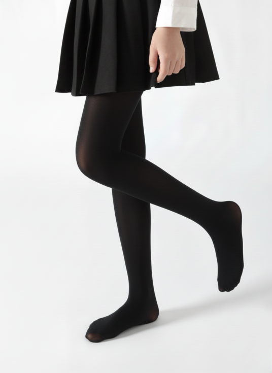 Črne dekliške hlačne nogavice 40 DEN na nogah v stoječem položaju