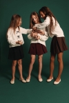 Tri deklice v elegantnih kompletih ZOYA Fashion z bordo in črnimi krili hlačkami