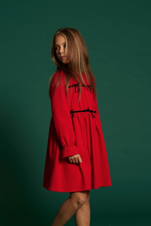 Deklica v rdeči svečani obleki Karmine z dolgimi rokavi, pogled s strani