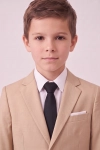 Bež komplet Liam – reverji suknjiča in črna kravata, bližnji posnetek od prsi navzgor
